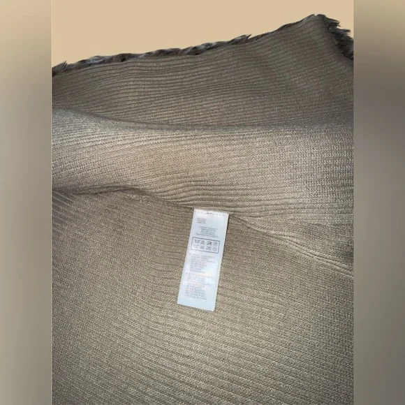 🛍️SALE🛍️ Forever 21 Faux Fur Knit Vest - Picture 7 of 7